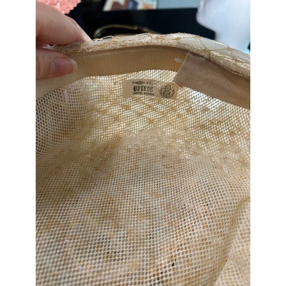 Union Made- Vtg- Pillbox hat- Cream with white floral accent- beige lace netting - Picture 4 of 7